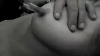 Хтива дівчина в червоному трахає себе руками еротика відео
