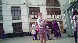 Красива дівчина коледжу торкається еротика онлайн безкоштовно капюшона пальцями