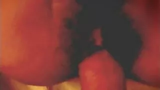 Дівчина Дівчина покласти руки в відео еротика дупу на дивані