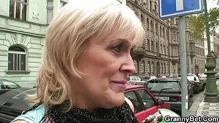 Секретар здається своєму напористому начальнику після конференції секс и еротика