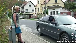Чудова блондинка вміло еротика молодих мастурбує мудак з ділдо