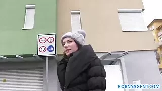 Витягніть фітинг, який проникає в тіло з вузькими очима на онлайн еротика яйцях