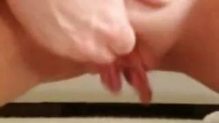 Дивовижні блондинки потираючи гудки на великому домашняя еротика ліжку