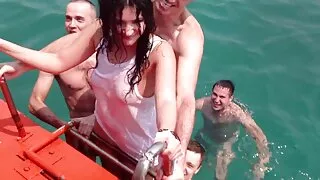 Сексуальна еротика xxx соска дає нормальний мінет хлопцеві
